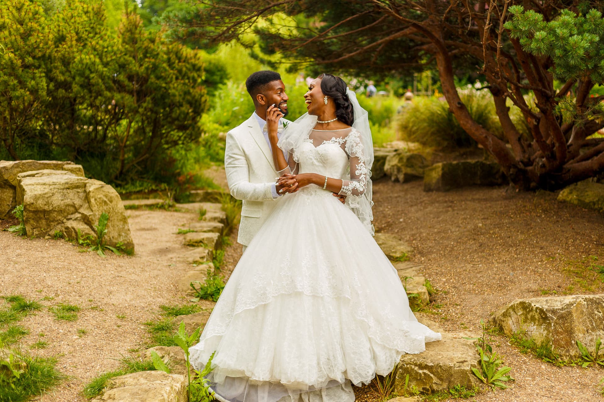 Wedding photographer for elegant and authentic photos
